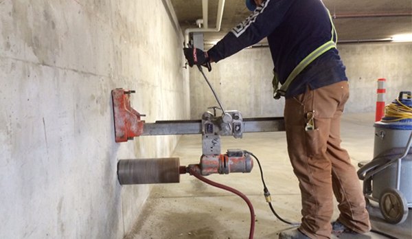 قص جدران بالمدينة 